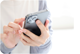 スマホ操作する検索ユーザー